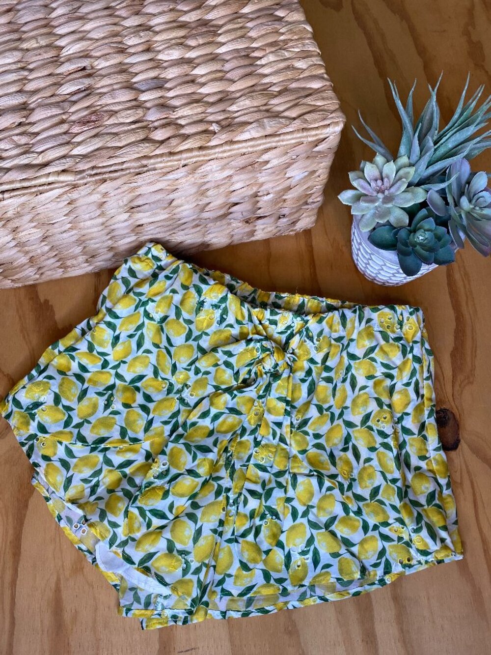 NWT Gianni Bini Lemon Print Shorts with Bow (Retail $69)